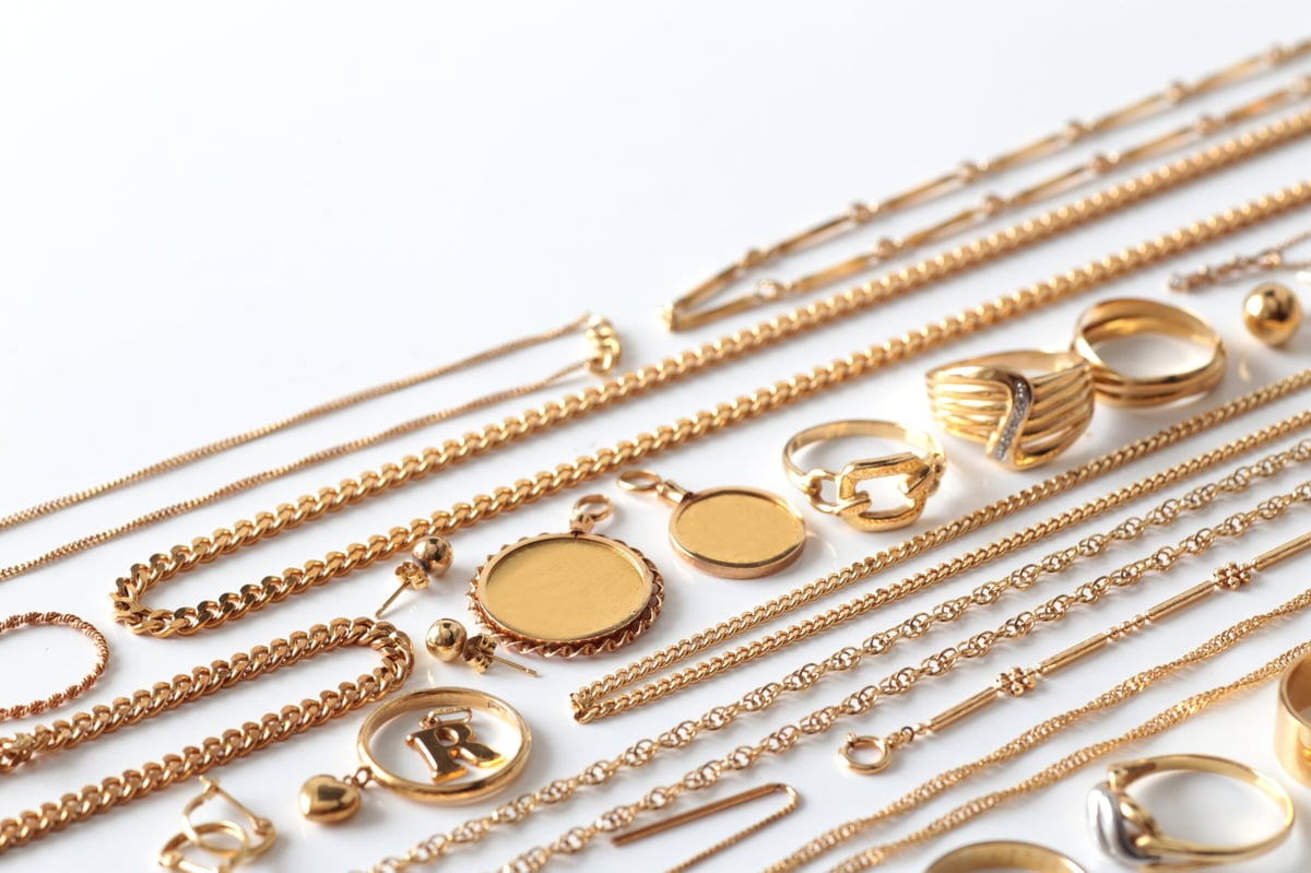 A group of precious metal accessories including gold jewelry